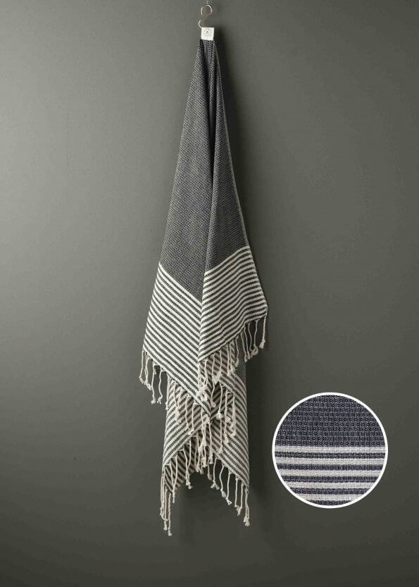 Produktbillede af sort strandhåndklæde med striber