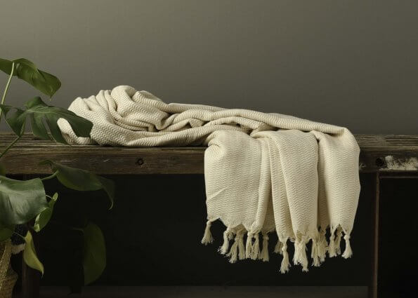Produktbillede af tæppe med beige og hvidt mønster