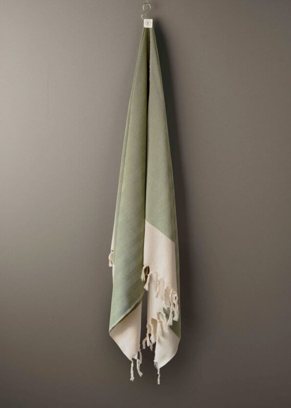 produktbillede af sainttropez i olivengrøn sildebens strandhåndklæde